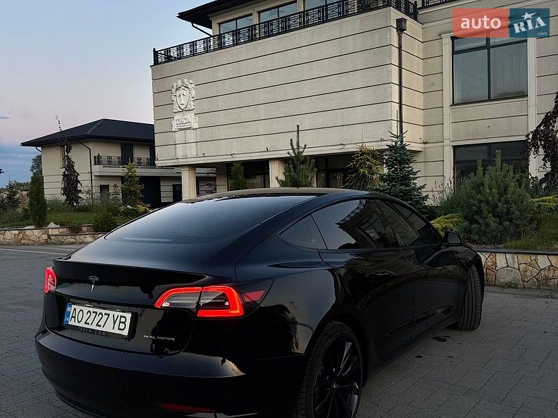 Седан Tesla Model 3 2023 в Хусті