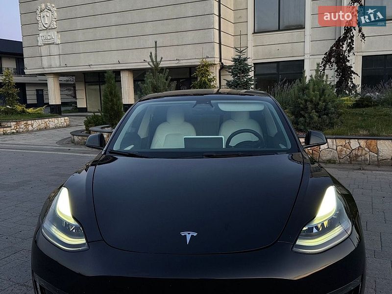 Седан Tesla Model 3 2023 в Хусті