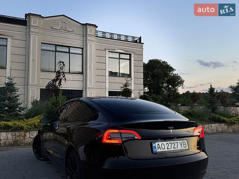 Седан Tesla Model 3 2023 в Хусті