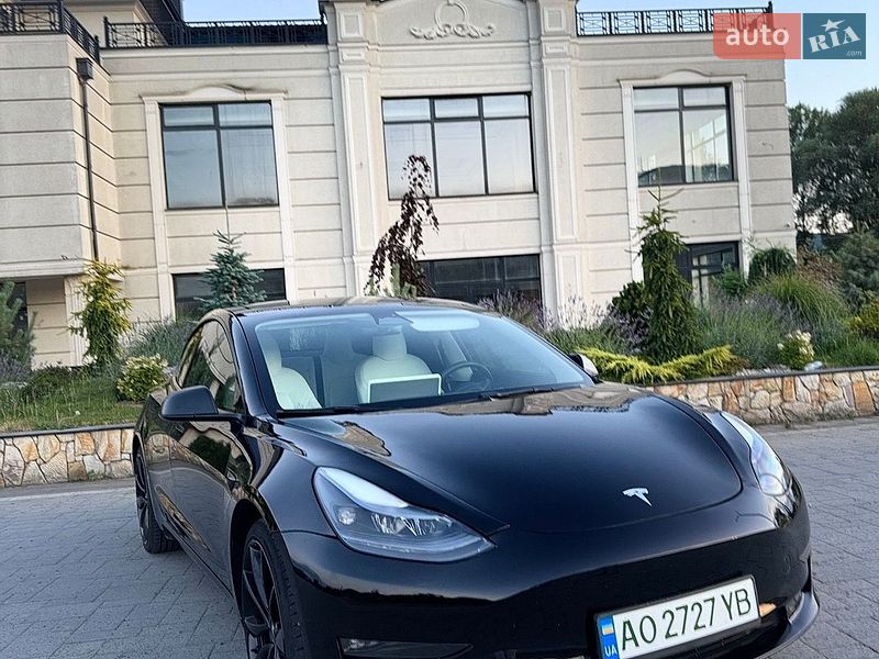 Седан Tesla Model 3 2023 в Хусті