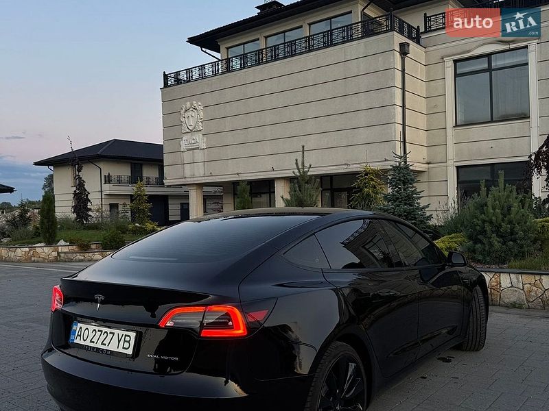 Седан Tesla Model 3 2023 в Хусті