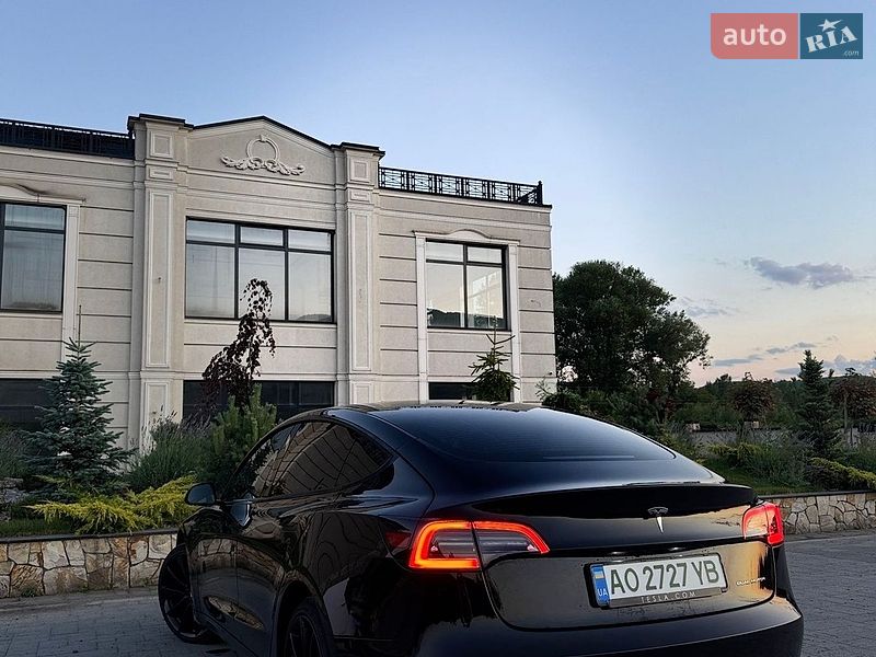 Седан Tesla Model 3 2023 в Хусті