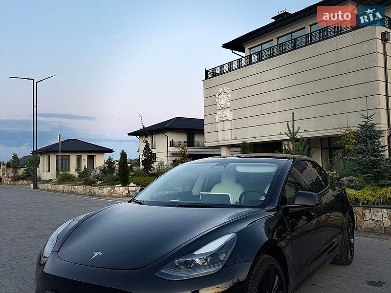 Седан Tesla Model 3 2023 в Хусті