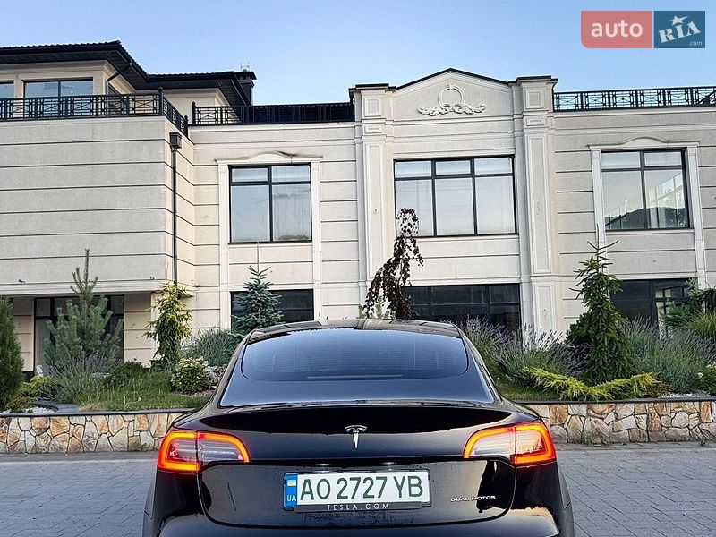 Седан Tesla Model 3 2023 в Хусті