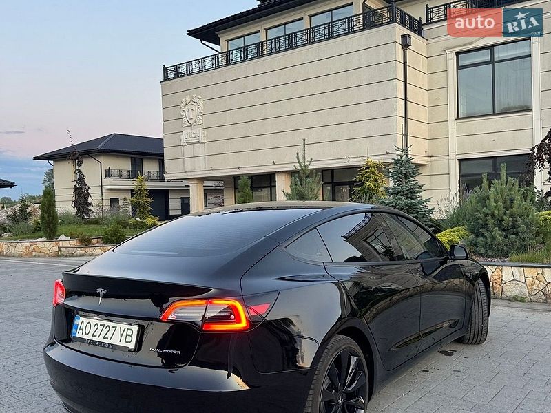 Седан Tesla Model 3 2023 в Хусті