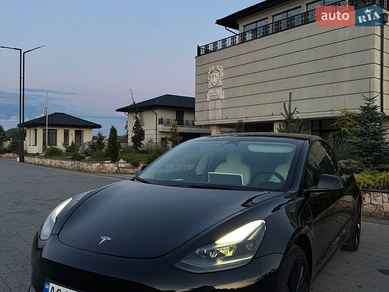 Седан Tesla Model 3 2023 в Хусті