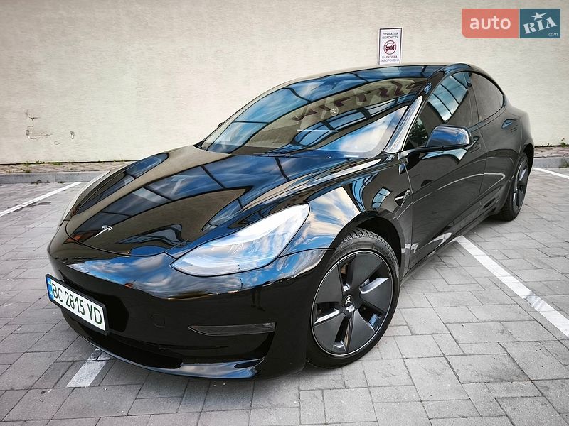 Седан Tesla Model 3 2023 в Стрию