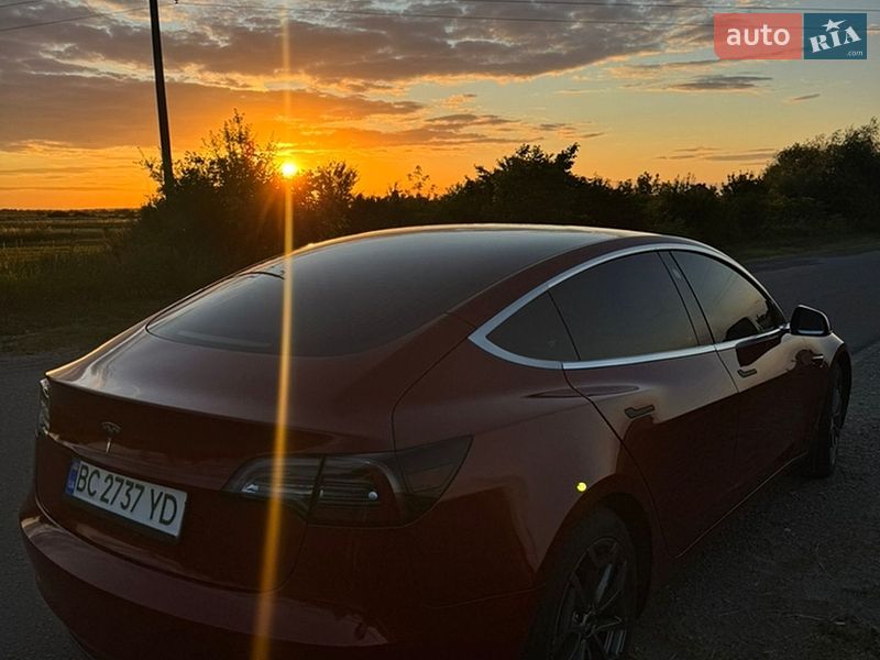 Седан Tesla Model 3 2018 в Львове