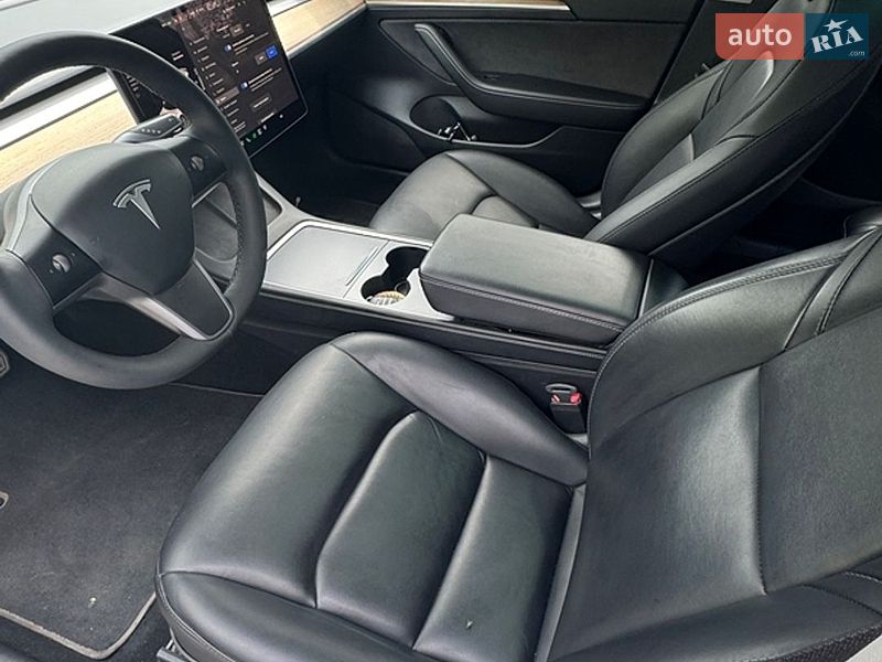 Седан Tesla Model 3 2021 в Киеве