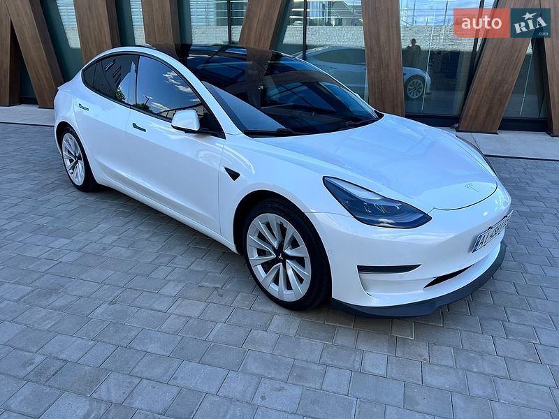 Седан Tesla Model 3 2021 в Киверцах