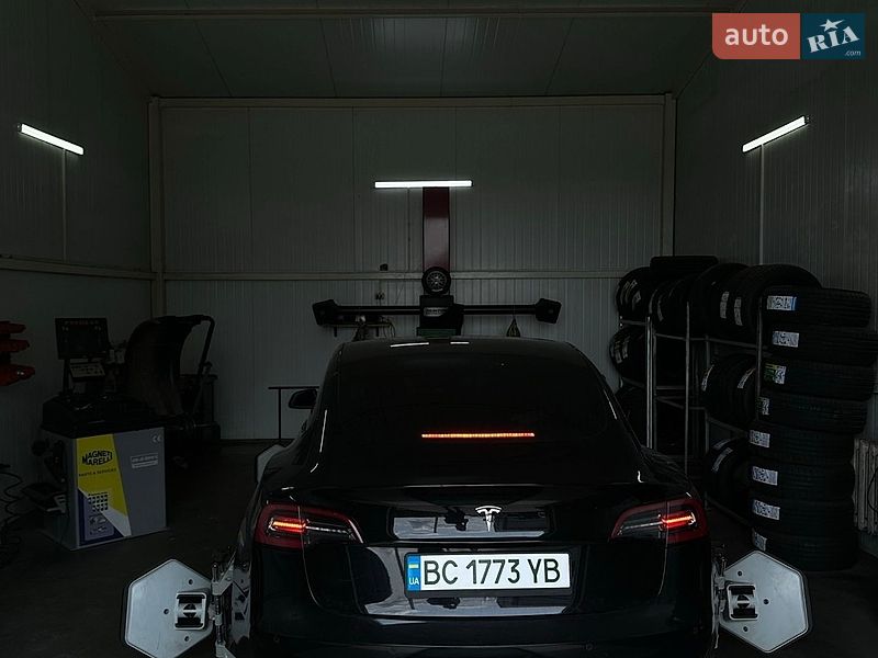 Седан Tesla Model 3 2019 в Львове