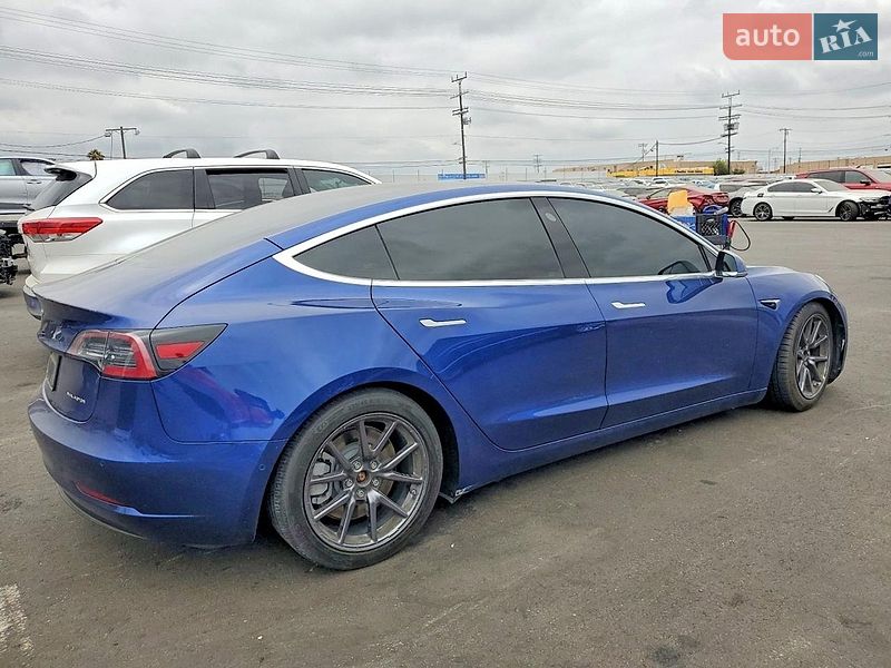 Седан Tesla Model 3 2020 в Львове