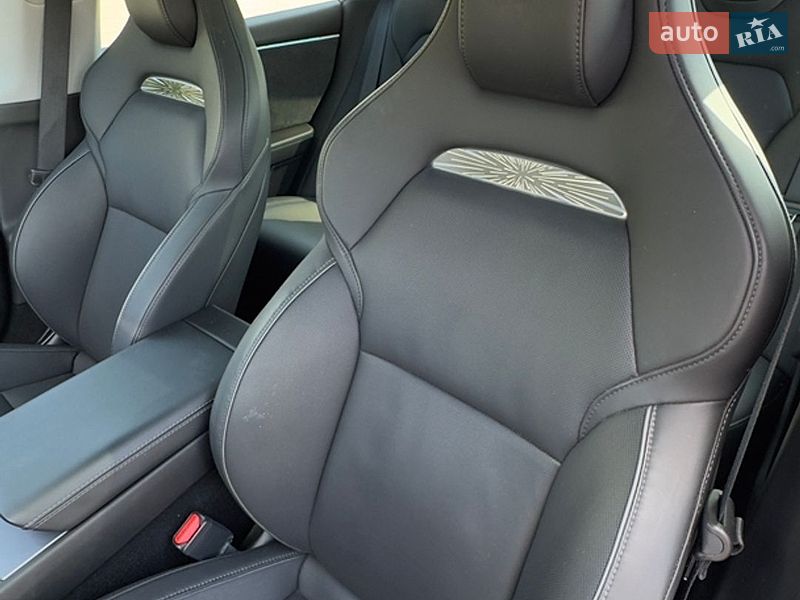 Седан Tesla Model 3 2024 в Ровно