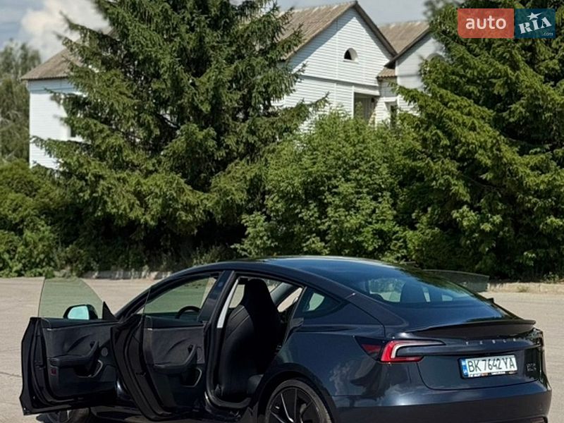 Седан Tesla Model 3 2024 в Ровно