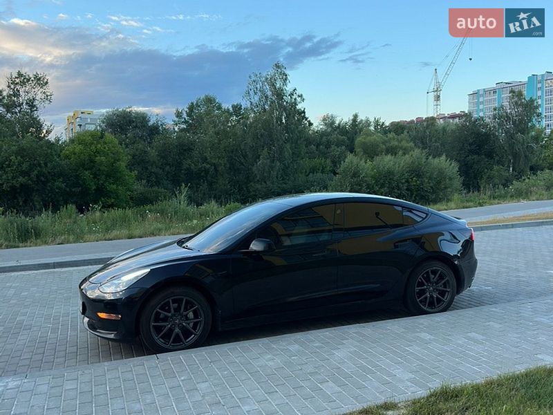 Седан Tesla Model 3 2019 в Львове