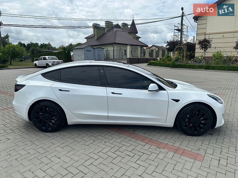 Седан Tesla Model 3 2022 в Золочеві