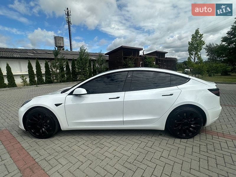 Седан Tesla Model 3 2022 в Золочеві
