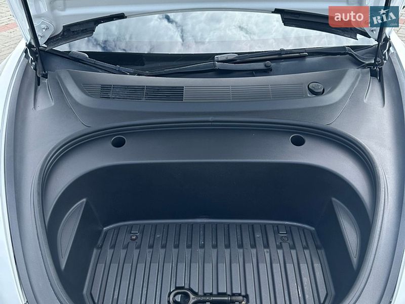 Седан Tesla Model 3 2022 в Золочеві