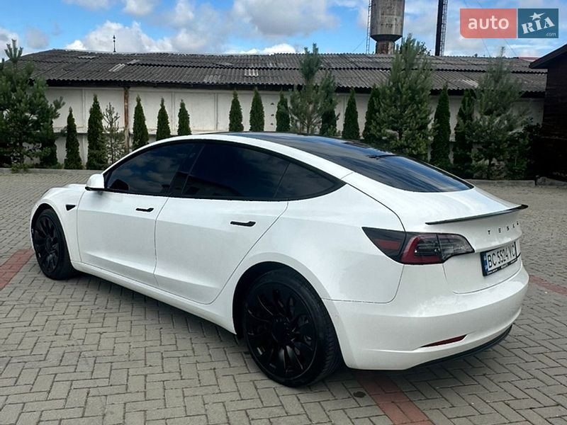 Седан Tesla Model 3 2022 в Золочеві