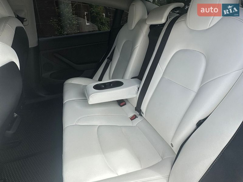 Седан Tesla Model 3 2022 в Золочеві