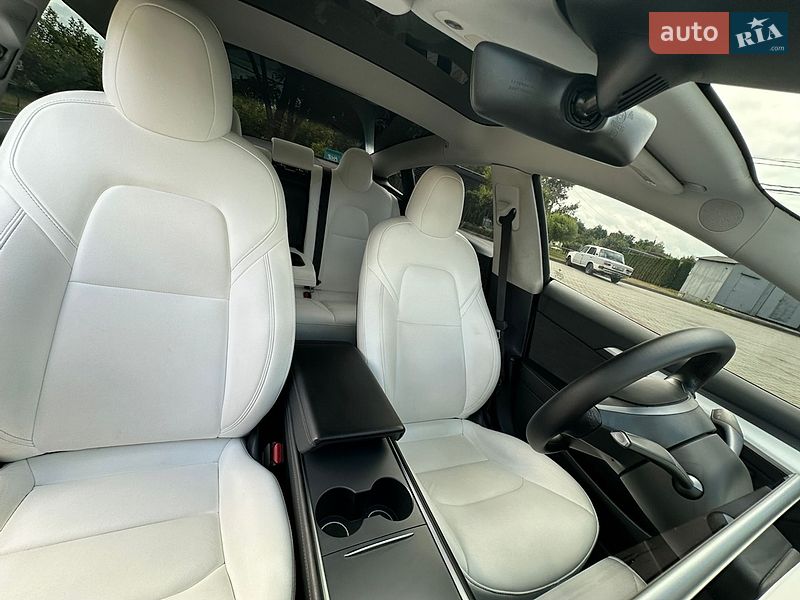 Седан Tesla Model 3 2022 в Золочеві