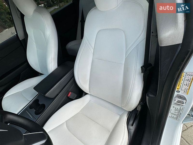 Седан Tesla Model 3 2022 в Золочеві