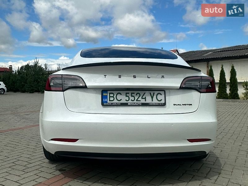 Седан Tesla Model 3 2022 в Золочеві