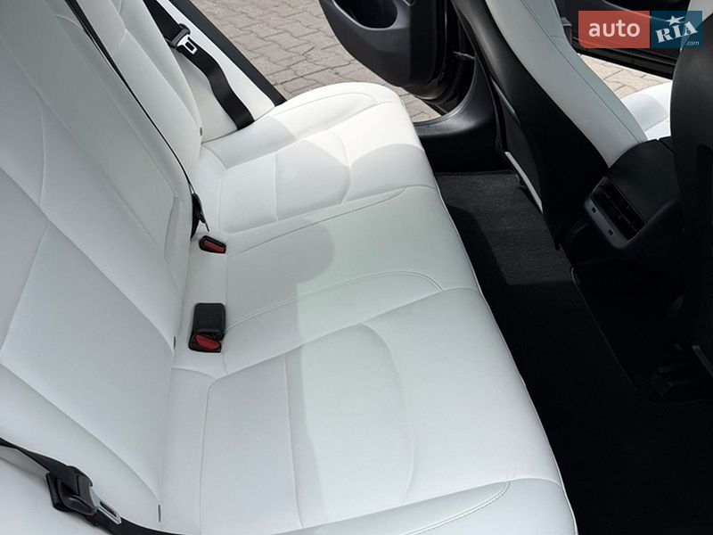 Седан Tesla Model 3 2019 в Львове