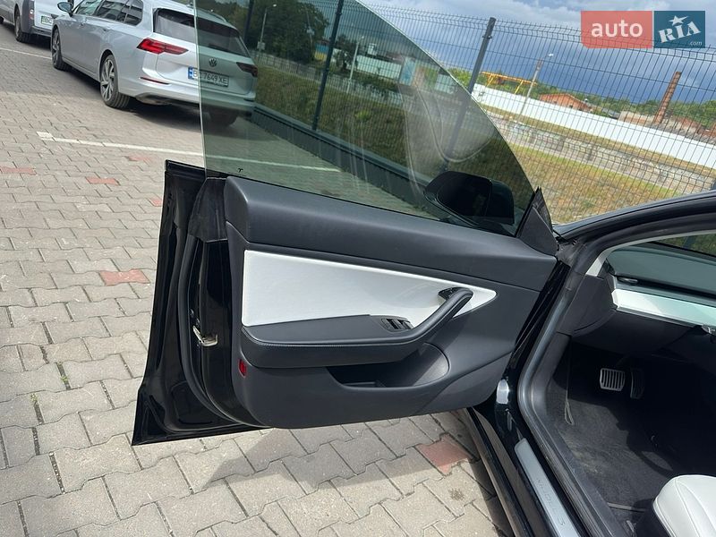 Седан Tesla Model 3 2019 в Львове