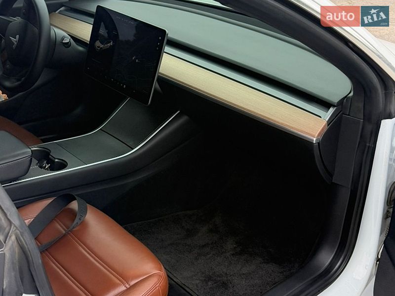 Седан Tesla Model 3 2019 в Киеве