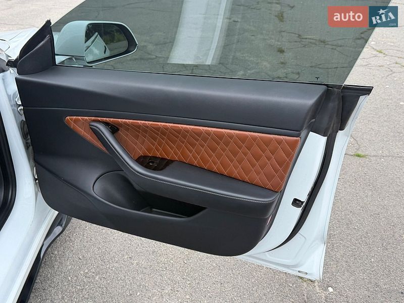 Седан Tesla Model 3 2019 в Киеве