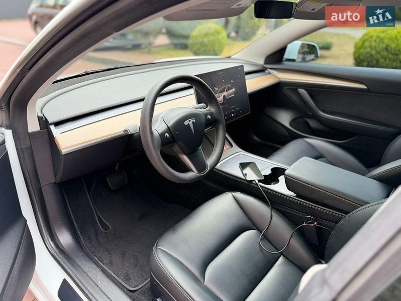 Седан Tesla Model 3 2023 в Львове