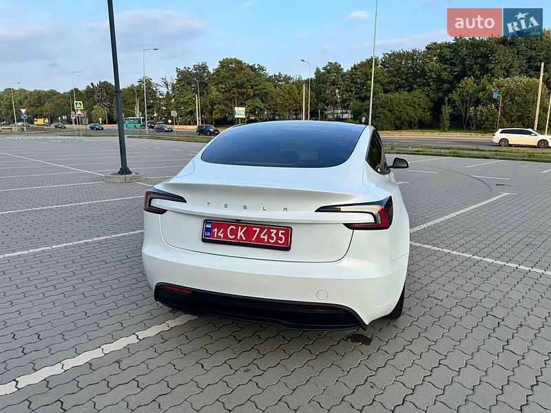 Седан Tesla Model 3 2024 в Львове