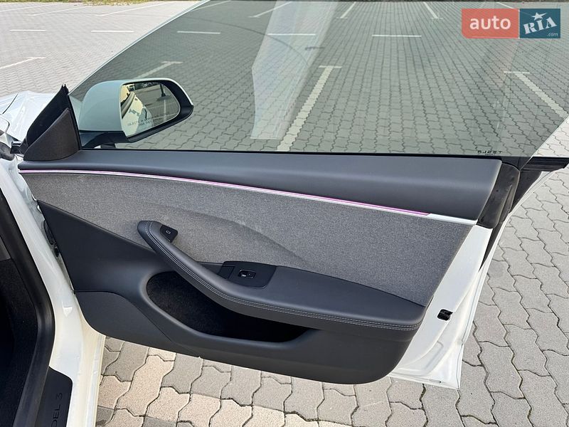 Седан Tesla Model 3 2024 в Львове