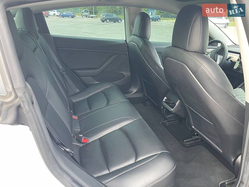 Седан Tesla Model 3 2021 в Львове