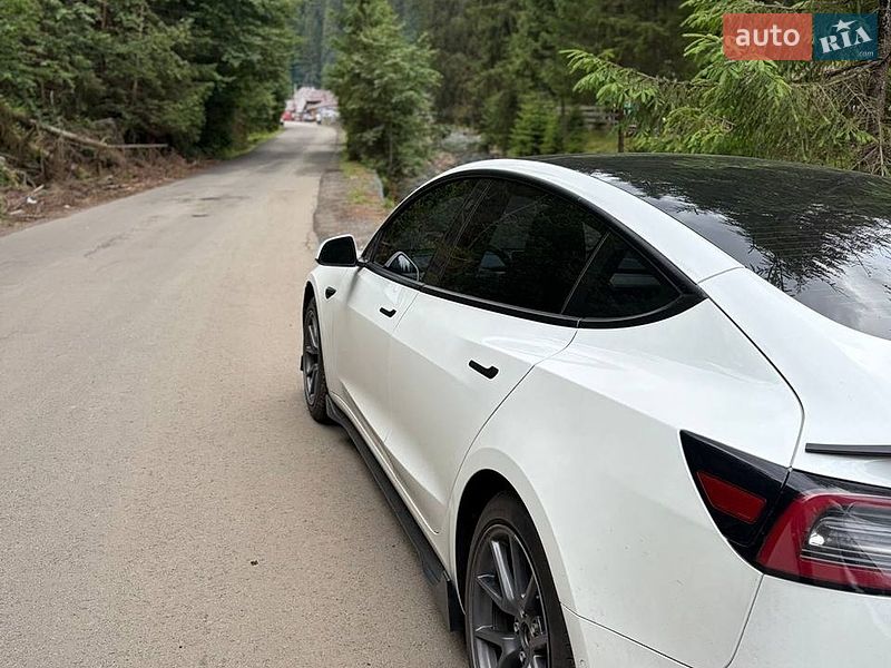 Седан Tesla Model 3 2021 в Киеве