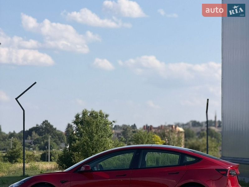 Седан Tesla Model 3 2022 в Ровно