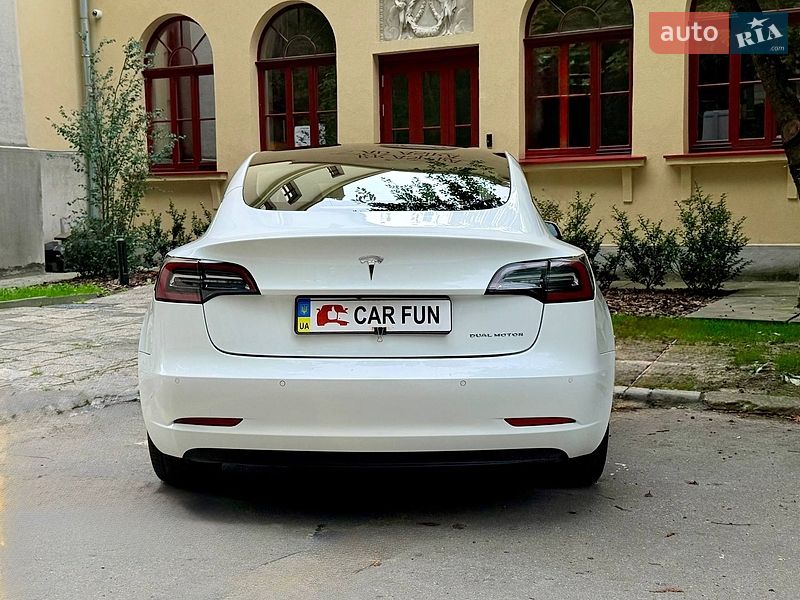 Седан Tesla Model 3 2022 в Львове