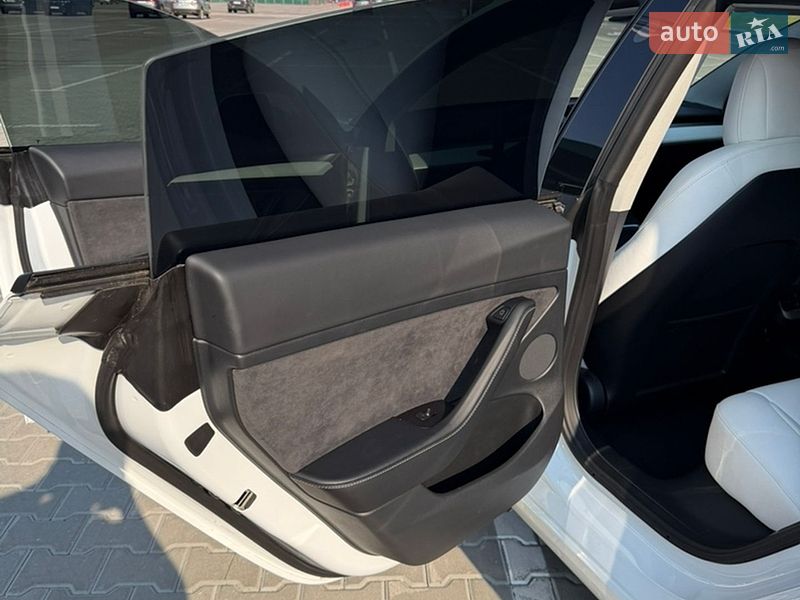 Седан Tesla Model 3 2022 в Києві