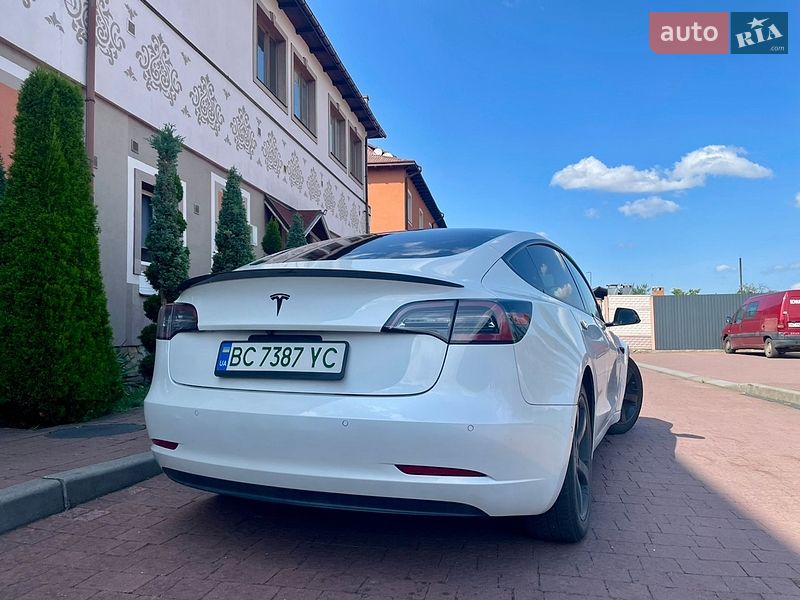 Седан Tesla Model 3 2021 в Стрию