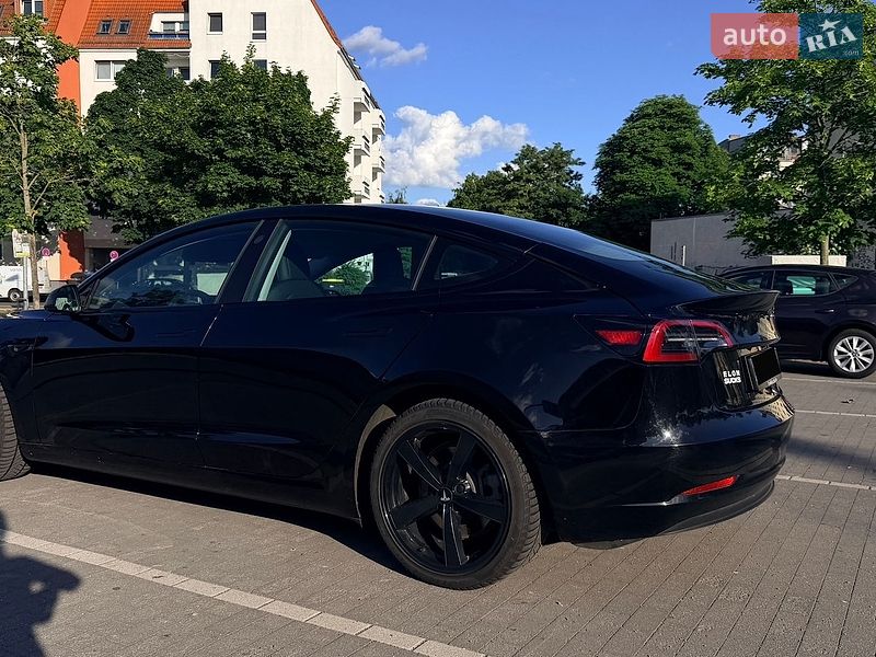 Седан Tesla Model 3 2023 в Львове