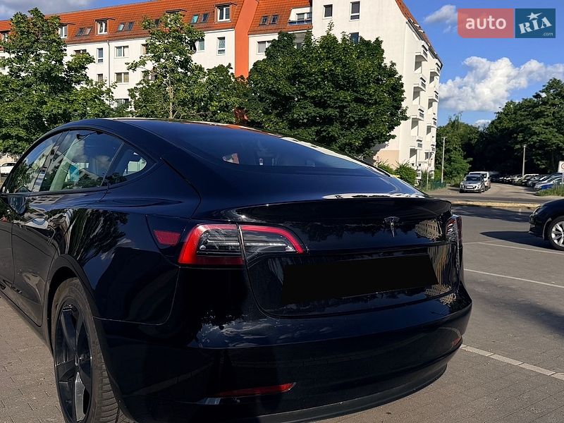Седан Tesla Model 3 2023 в Львове