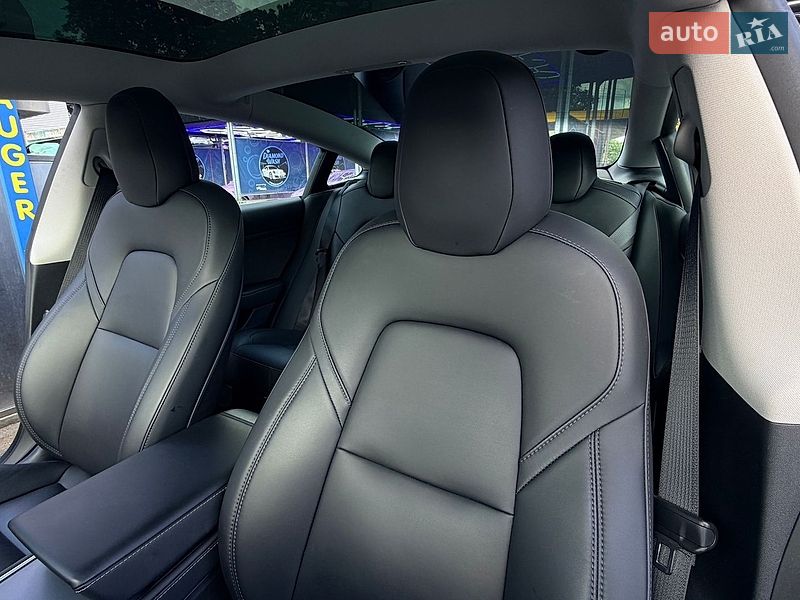 Седан Tesla Model 3 2023 в Львове