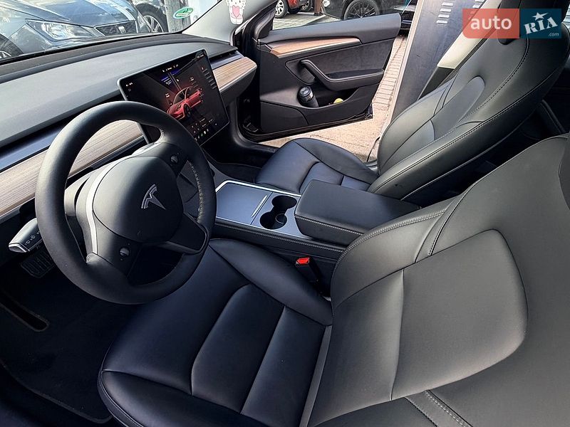 Седан Tesla Model 3 2023 в Львове