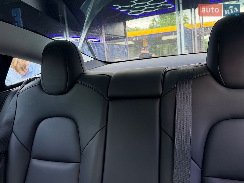 Седан Tesla Model 3 2023 в Львове
