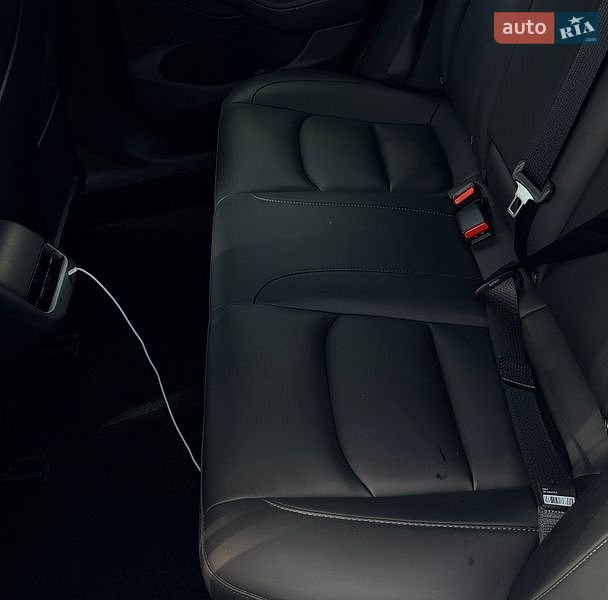 Седан Tesla Model 3 2023 в Львове