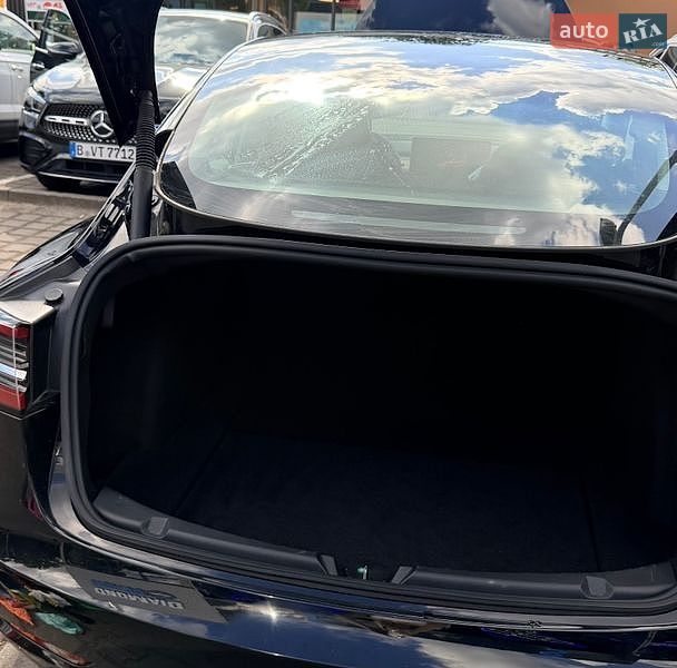 Седан Tesla Model 3 2023 в Львове