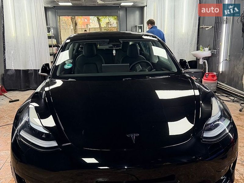 Седан Tesla Model 3 2023 в Львове