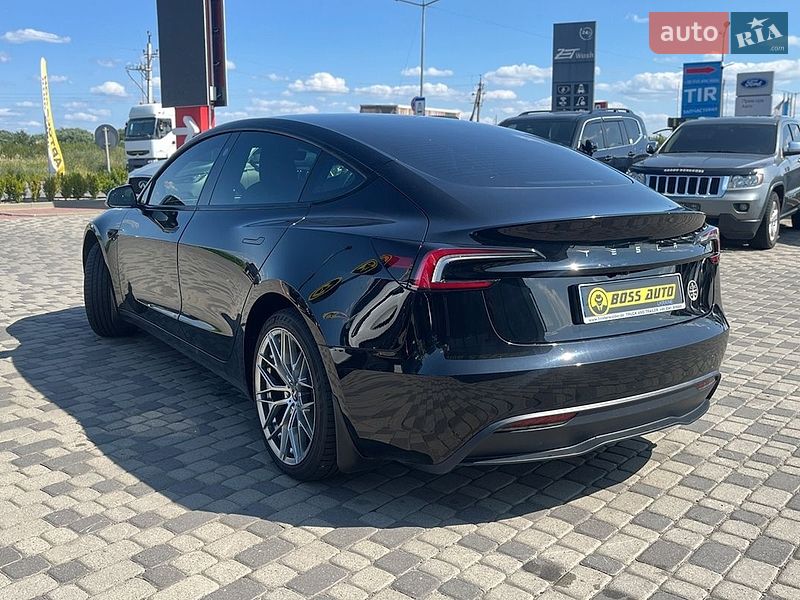 Седан Tesla Model 3 2024 в Мукачевому