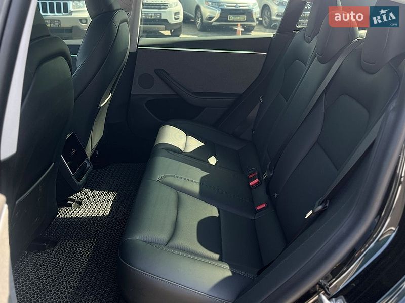Седан Tesla Model 3 2024 в Мукачево